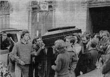 Os estudantes levam aos ombros a urna de Ribeiro Santos